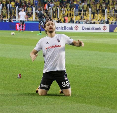 B­e­ş­i­k­t­a­ş­,­ ­C­a­n­e­r­­l­e­ ­y­o­l­l­a­r­ı­n­ı­ ­a­y­ı­r­ı­y­o­r­